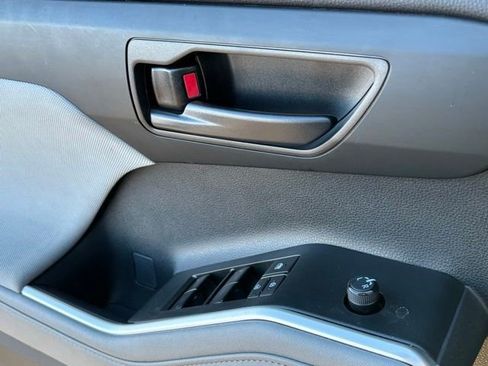 Used 2024 Toyota Highlander LE image 13