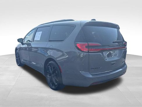 Used 2025 Chrysler Pacifica Limited FWD image 3