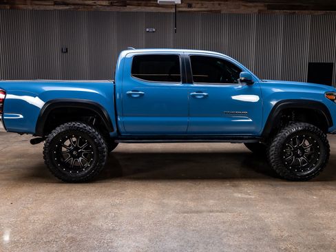 Used 2019 Toyota Tacoma TRD Off-Road image 9