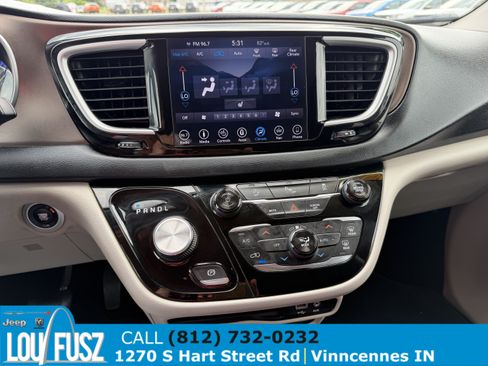Used 2018 Chrysler Pacifica Touring-L FWD image 23