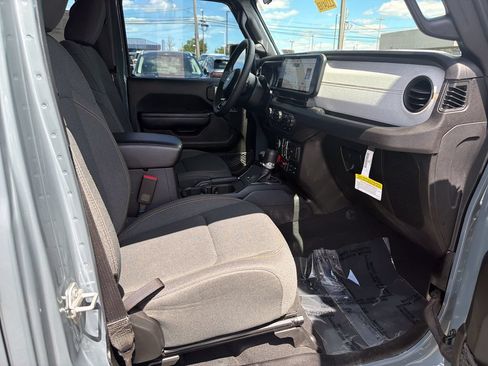 Used 2024 Jeep Wrangler Unlimited AWD/4WD image 16