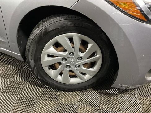 Used 2017 Hyundai Elantra SE w/ Cargo Package image 33