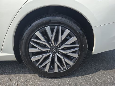 Used 2025 Nissan Altima 2.5 SV FWD image 35