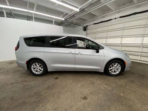 Used 2024 Chrysler Pacifica Touring-L image 7