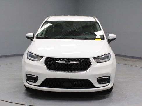 Used 2023 Chrysler Pacifica Touring-L FWD image 6