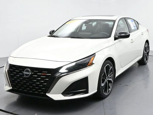 Used 2024 Nissan Altima 2.5 SR w/ SR Premium Package AWD/4WD image 3