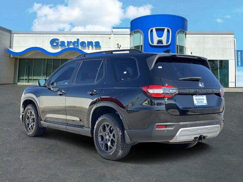 Certified 2025 Honda Pilot TrailSport image 4