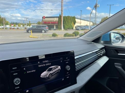 Used 2025 Volkswagen Jetta SE image 35