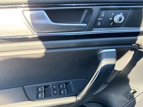 Used 2016 Volkswagen Touareg Sport image 19