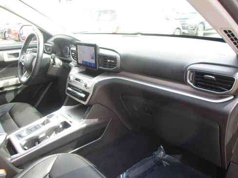 Used 2024 Ford Explorer XLT w/ Equipment Group 202A AWD/4WD image 42