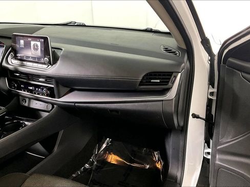 Used 2024 Nissan Rogue SV image 16