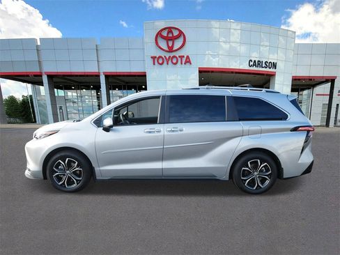 Used 2025 Toyota Sienna Platinum image 7