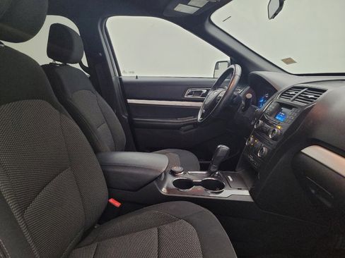 Used 2017 Ford Explorer XLT image 21