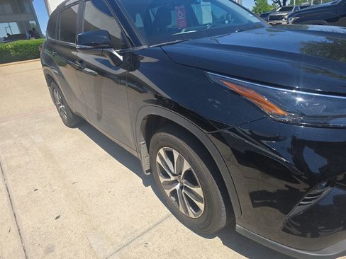 Used 2023 Toyota Highlander XLE FWD image 2