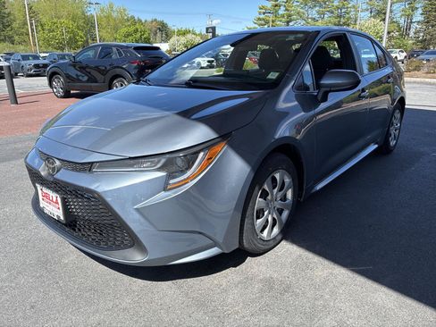 Used 2022 Toyota Corolla LE FWD image 3