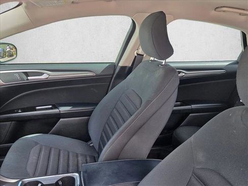 Used 2017 Ford Fusion SE w/ Fusion SE Technology Package image 19