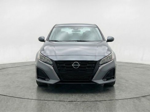 Used 2025 Nissan Altima 2.5 SV FWD image 2