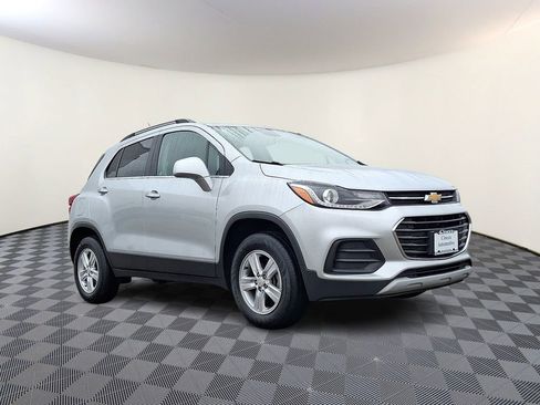 Used 2020 Chevrolet Trax LT w/ LT Convenience Package image 2