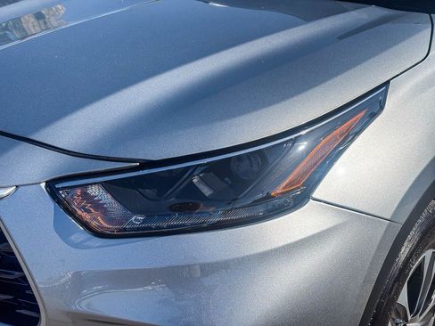 Certified 2024 Toyota Highlander XLE FWD image 9
