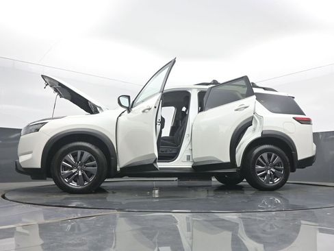Used 2023 Nissan Pathfinder SV image 59