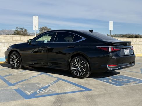 Certified 2025 Lexus ES 300h w/ Premium Package image 9