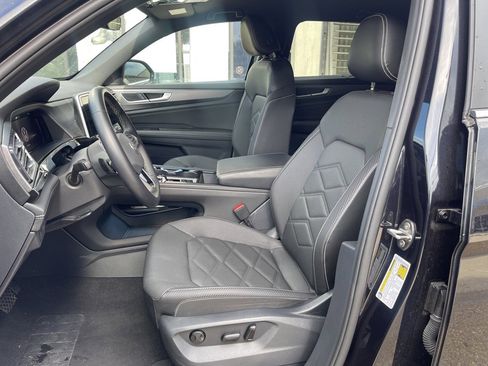 Used 2025 Volkswagen Atlas Cross Sport SE image 9