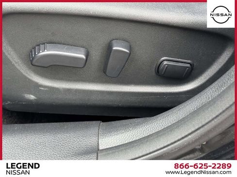 Used 2018 Nissan Rogue SL w/ Premium Package image 17