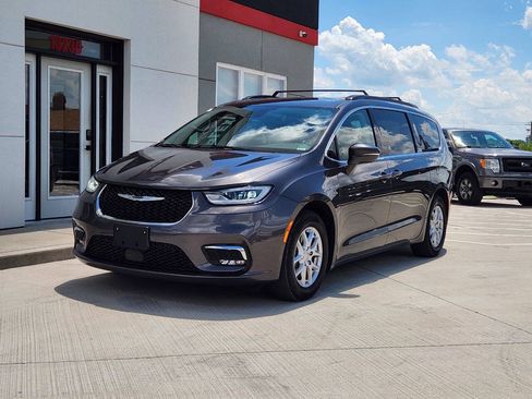 Used 2022 Chrysler Pacifica Touring-L FWD image 2