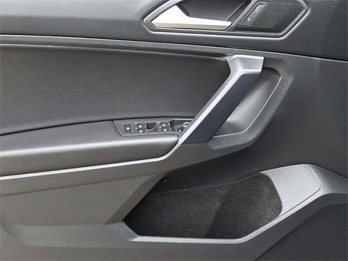 Used 2021 Volkswagen Tiguan SE w/ Panoramic Sunroof Package image 12