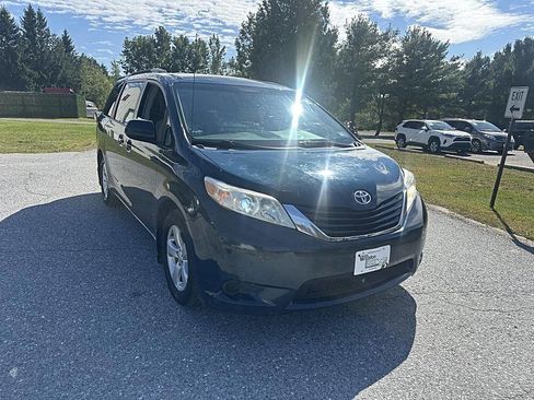 Used 2012 Toyota Sienna LE image 7