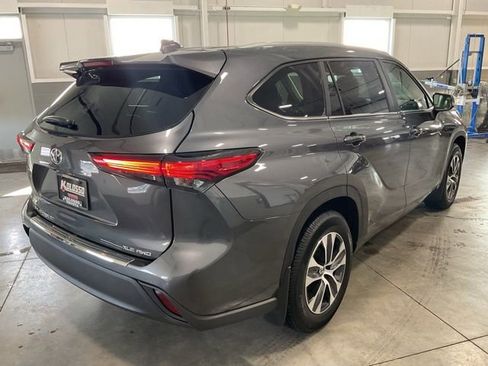 Used 2023 Toyota Highlander XLE image 6