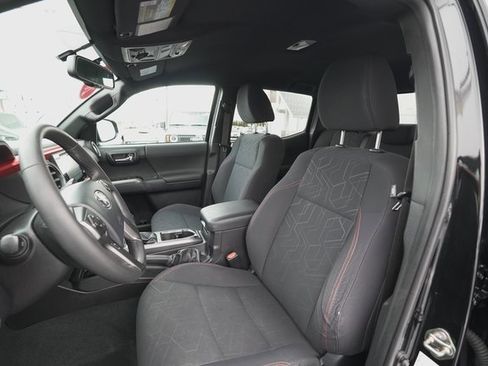 Certified 2016 Toyota Tacoma TRD Off-Road image 12