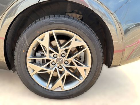 Used 2025 Genesis GV70 2.5T AWD/4WD image 9