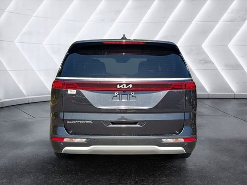 Used 2022 Kia Carnival LX FWD image 4