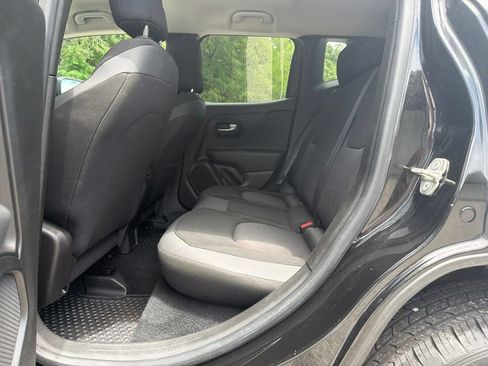 Used 2023 Jeep Renegade Latitude AWD/4WD image 12