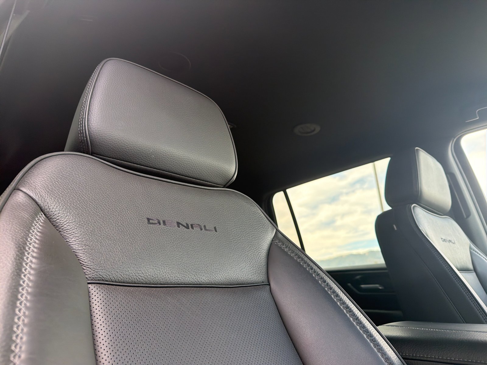 Used 2025 GMC Yukon XL Denali AWD/4WD image 19