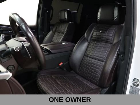 Used 2024 Cadillac Escalade ESV V w/ Heavy-Duty Trailer Package AWD/4WD image 8