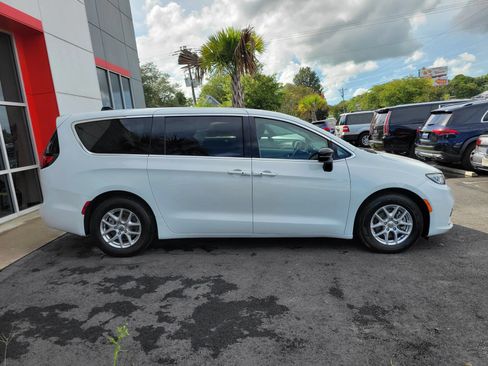 Used 2024 Chrysler Pacifica Touring-L FWD image 8