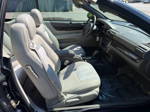 Used 2004 Chrysler Sebring Limited w/ Driver Convenience Group FWD image 17