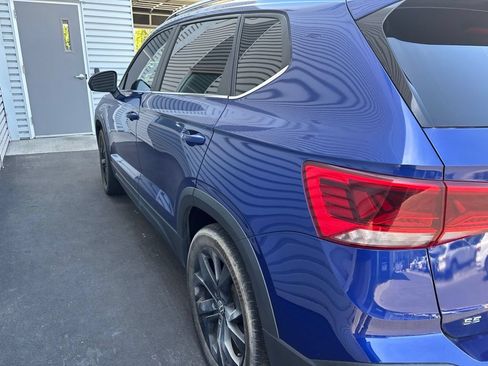 Used 2022 Volkswagen Taos SE w/ Panoramic Sunroof Package AWD/4WD image 5