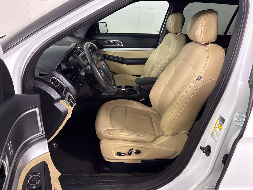 Used 2017 Ford Explorer XLT w/ Equipment Group 202A FWD image 30