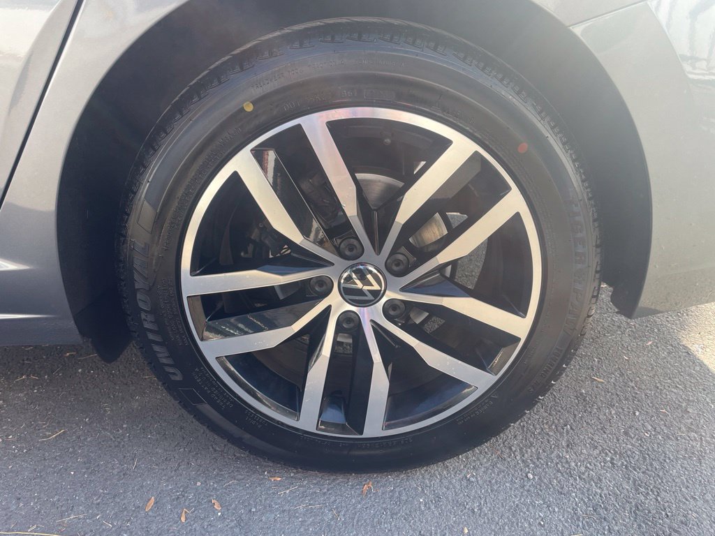 Used 2025 Volkswagen Jetta SE FWD image 11