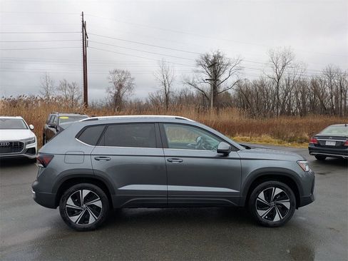 New 2026 Volkswagen Taos SE image 2