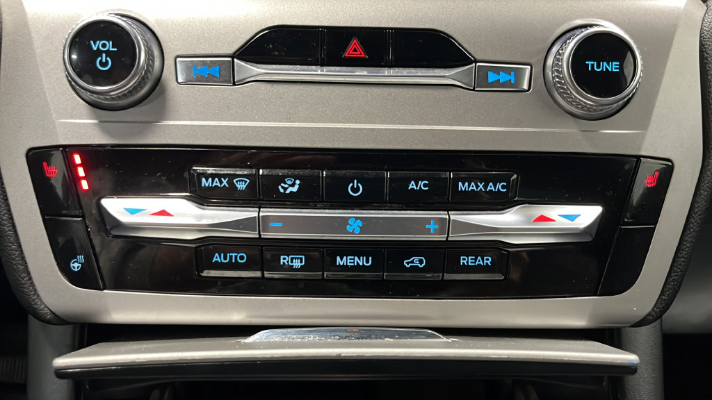 Used 2023 Ford Explorer XLT w/ Equipment Group 202A AWD/4WD image 18