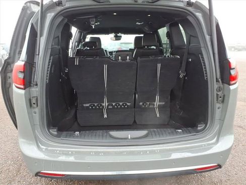 Used 2025 Chrysler Pacifica Select image 14