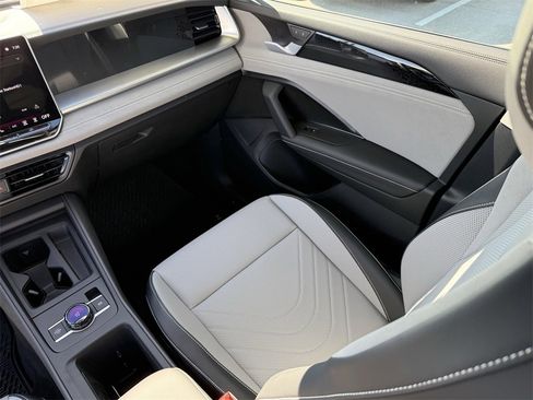 New 2026 Volkswagen Tiguan SE image 27