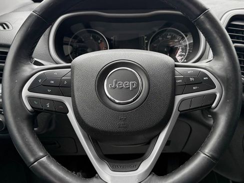 Used 2018 Jeep Cherokee Latitude AWD/4WD image 18