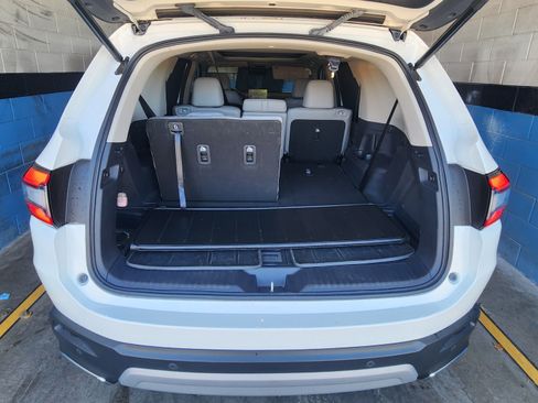 Used 2025 Honda Pilot Touring image 14