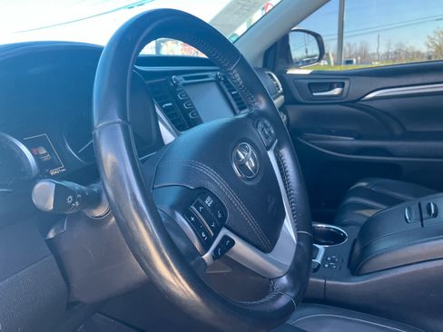 Used 2017 Toyota Highlander SE image 9