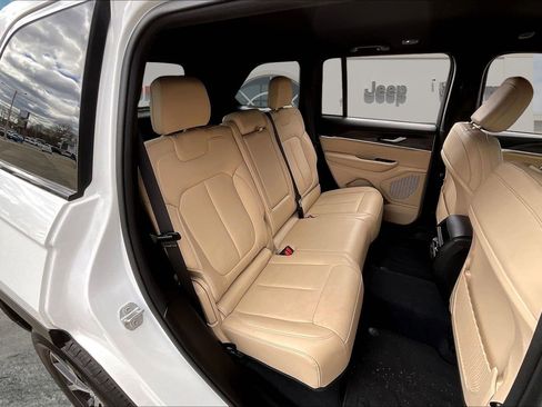 Certified 2023 Jeep Grand Cherokee Limited image 24